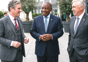 World Leaders who Won’t Leave the Podium: Ramaphosa, Starmer and Ancelotti Under Spotlight for Rewriting the Resignation Playbook